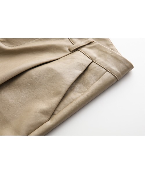 Jewelobe(ジュエローブ)の「フェイクレザーショートパンツ(その他パンツ・レディース・ブラック/ベージュ/カーキ・M/L)」の9枚目の写真