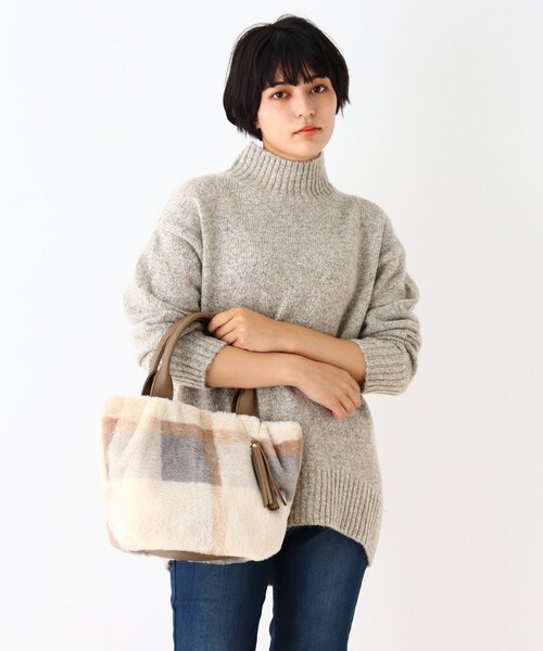 DRESKIP（ドレスキップ）の「◆タッセル付きフェイクファートート（トートバッグ・レディース・グレー系1/ブラウン系2/ベージュ系1/アイボリー系2/グレー系2/ピンク系7・00）」の11枚目の写真