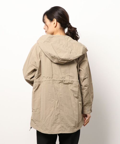 便利な8ポケット付マウンテンパーカー（マウンテンパーカー