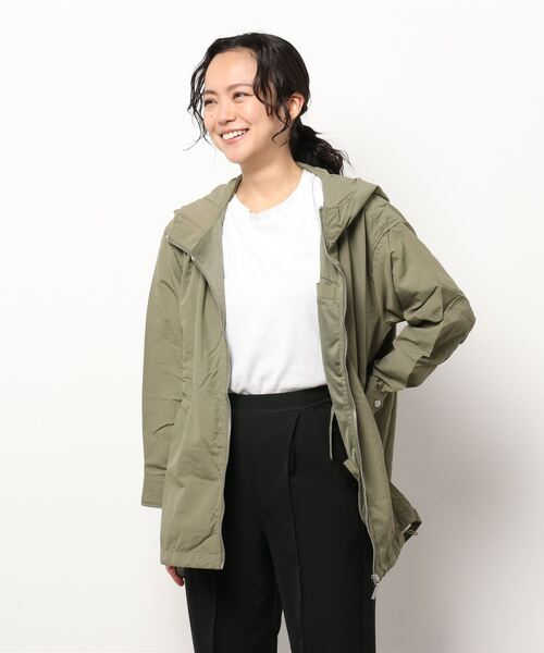 便利な8ポケット付マウンテンパーカー（マウンテンパーカー