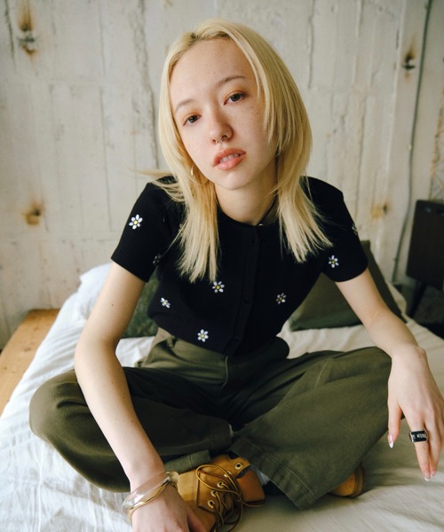 WHO'S WHO gallery（フーズフーギャラリー）の「ohana刺繍カーデ（カーディガン/ボレロ・レディース・オフホワイト/サックスブルー/ブラック・FREE）」の15枚目の写真