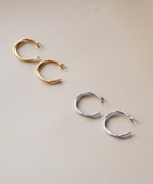 IAMUSE（アイアミューズ）の「【IAMUSE】金属アレルギー対応 ツイストフープピアス S0742（ピアス（両耳用）・レディース・シルバー/ゴールド・FREE）」の3枚目の写真