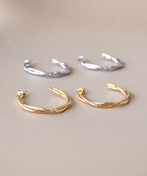 IAMUSE（アイアミューズ）の「【IAMUSE】金属アレルギー対応 ツイストフープピアス S0742（ピアス（両耳用）・レディース・シルバー/ゴールド・FREE）」の4枚目の写真