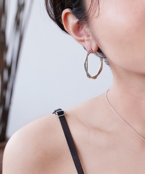 IAMUSE（アイアミューズ）の「【IAMUSE】金属アレルギー対応 ツイストフープピアス S0742（ピアス（両耳用）・レディース・シルバー/ゴールド・FREE）」の6枚目の写真