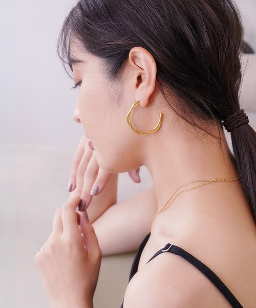 IAMUSE（アイアミューズ）の「【IAMUSE】金属アレルギー対応 ツイストフープピアス S0742（ピアス（両耳用）・レディース・シルバー/ゴールド・FREE）」の8枚目の写真