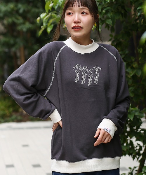 チチカカ（チチカカ）の「PEZ モックネックプルオーバー【WEB・一部店舗限定】【ユニセックス】（スウェット・レディース・チャコールグレー/オフホワイト/オレンジ・MEDIUM/LARGE）」の2枚目の写真