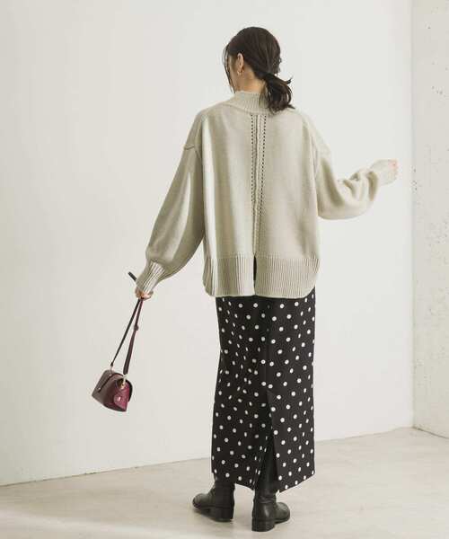 URBAN RESEARCH(アーバンリサーチ)の「『WEB限定』タートルスクエアニット(ニット/セーター・レディース・イエロー系その他/ネイビー/ベージュ系その他・FREE)」の18枚目の写真