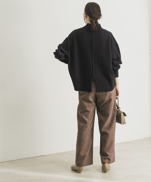 URBAN RESEARCH(アーバンリサーチ)の「『WEB限定』タートルスクエアニット(ニット/セーター・レディース・イエロー系その他/ネイビー/ベージュ系その他・FREE)」の11枚目の写真