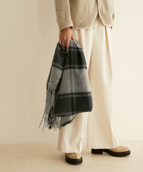 SALON adam et rope'(サロン アダム エ ロペ)の「カシミヤストール /無地・チェック(ストール/ショール・レディース・ベージュ/ホワイト/ブラック系その他/グレー/グレー系その他/ブルー系その他4・FREE)」の5枚目の写真