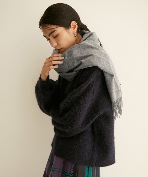 SALON adam et rope'(サロン アダム エ ロペ)の「カシミヤストール /無地・チェック(ストール/ショール・レディース・ベージュ/ホワイト/ブラック系その他/グレー/グレー系その他/ブルー系その他4・FREE)」の4枚目の写真