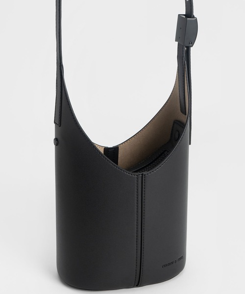 CHARLES&amp;KEITH 美品 アルテア バケットバッグ　保存袋付き Charles and Keith - CHARLES&KEITH 美品 アルテア バケットバッグ