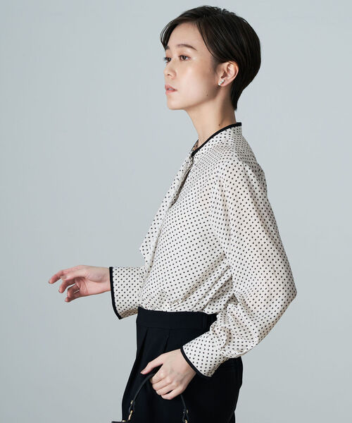 NOLLEY’S(ノーリーズ)の「ボウタイ風2WAYブラウス(シャツ/ブラウス・レディース・ホワイト系その他6/ホワイト系その他4/ホワイト系その他5/ライトブルー/オフホワイト・38/36)」の22枚目の写真