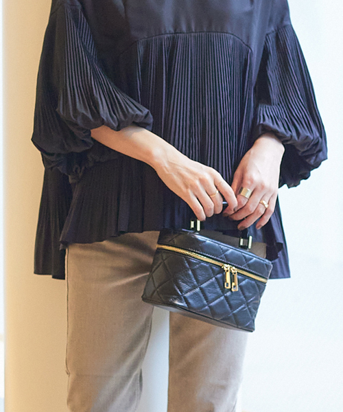 AULENTTI（オウレンティ）の「【AULENTTI/オウレンティ】バニティーバッグ（ショルダーバッグ・レディース・ブラック・フリー）」の4枚目の写真