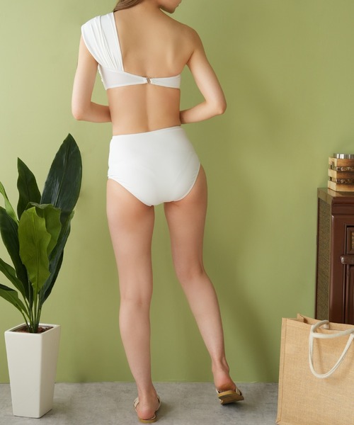 IAMUSE（アイアミューズ）の「ワンショルダーリボン風ビキニ/水着セット S0920【IAMUSE】（水着・レディース・アイボリー/ブラック・M/S）」の17枚目の写真