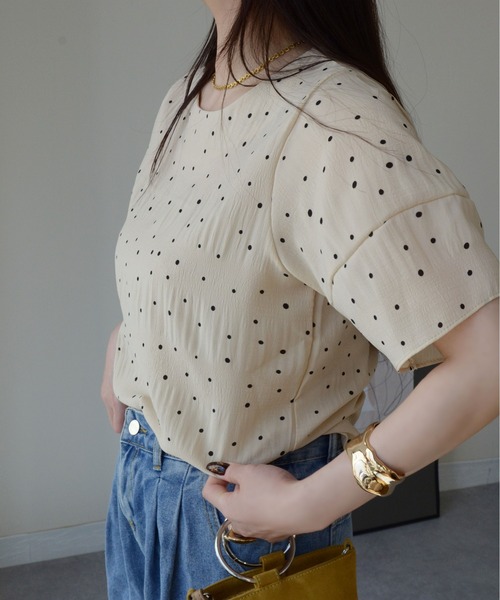 ibeul_（イベール）の「ドットプリントシャーリング生地半袖ブラウス（Tシャツ/カットソー・レディース・ベージュ・M/S/FREE）」の2枚目の写真