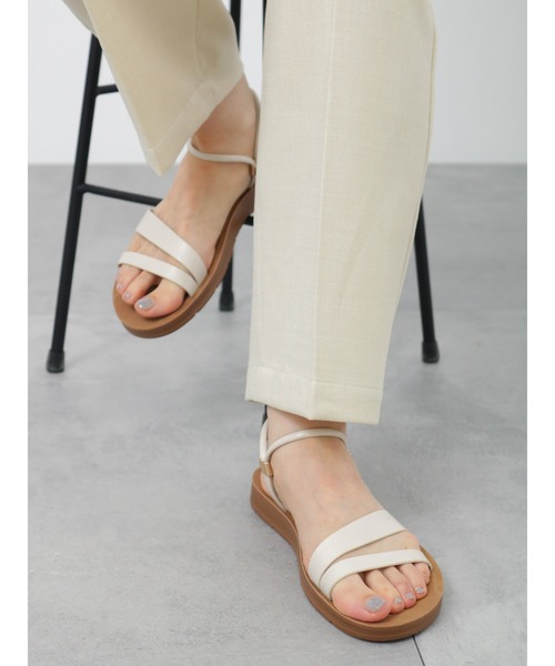 Samansa Mos2 blue（サマンサモスモスブルー）の「2WAYアシンメトリーサンダル（サンダル・レディース・ラベンダー/キナリ/ブラック・MEDIUM/LARGE）」の2枚目の写真