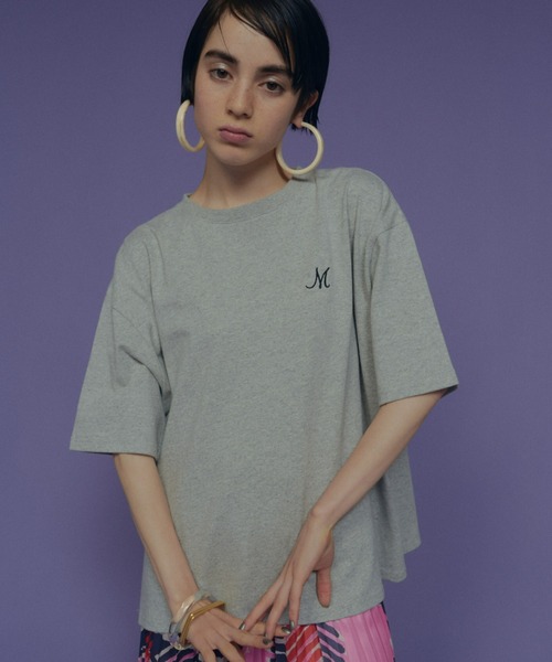 manana suerte(マニャーナスエルテ)の「オーバーサイズM刺繍Tシャツ(Tシャツ/カットソー・レディース・ホワイト/ブラック/グレー・FREE)」の3枚目の写真
