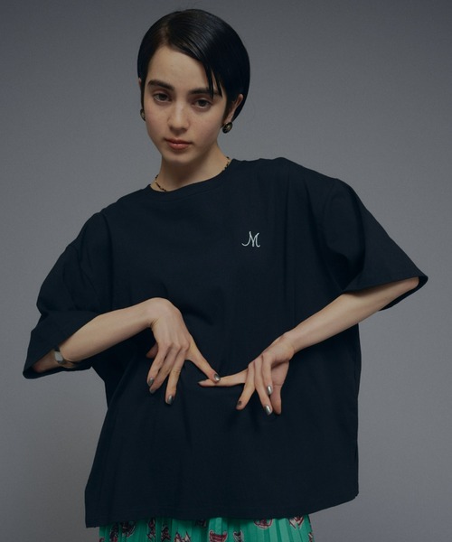 manana suerte(マニャーナスエルテ)の「オーバーサイズM刺繍Tシャツ(Tシャツ/カットソー・レディース・ホワイト/ブラック/グレー・FREE)」の2枚目の写真