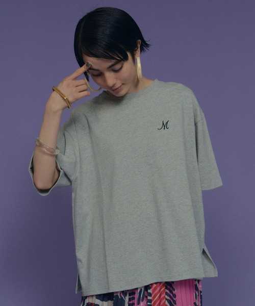 manana suerte(マニャーナスエルテ)の「オーバーサイズM刺繍Tシャツ(Tシャツ/カットソー・レディース・ホワイト/ブラック/グレー・FREE)」の5枚目の写真