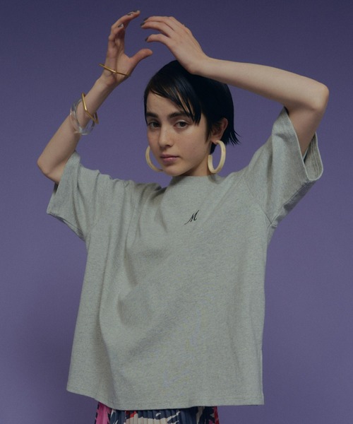 manana suerte(マニャーナスエルテ)の「オーバーサイズM刺繍Tシャツ(Tシャツ/カットソー・レディース・ホワイト/ブラック/グレー・FREE)」の16枚目の写真