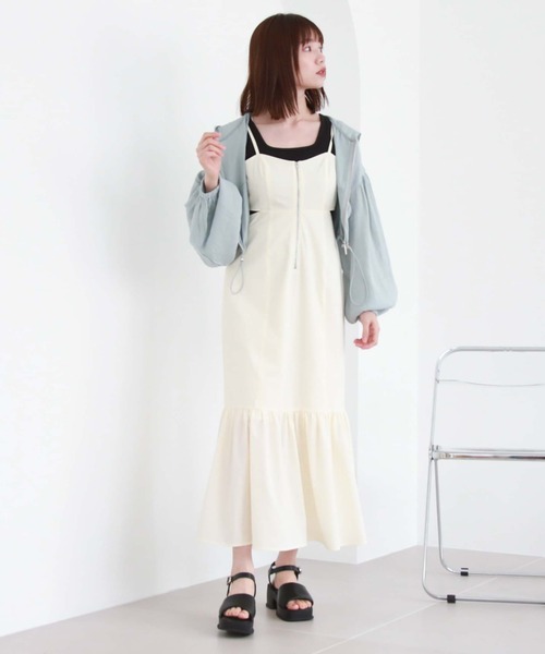 archives(アルシーヴ)の「サイドスリットナイロンキャミワンピース(ワンピース・レディース・ブラック/アイボリー/ブルーグレー・MEDIUM)」の1枚目の写真