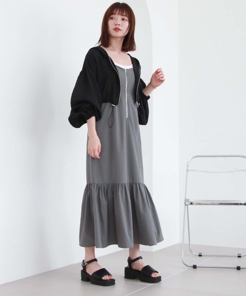 archives(アルシーヴ)の「サイドスリットナイロンキャミワンピース(ワンピース・レディース・ブラック/アイボリー/ブルーグレー・MEDIUM)」の14枚目の写真