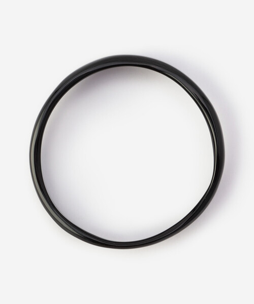 Bshop(ビショップ)の「CATH・S | HORN BANGLE WOMEN(バングル/リストバンド・レディース・ブラック/ベージュ・ONE)」の4枚目の写真