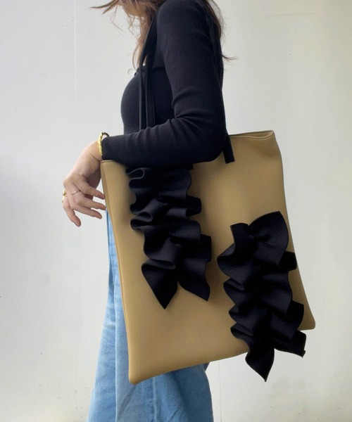 styiro(スタイロ)の「再入荷 【軽量】カオスフリルビッグトートバッグ 大容量(トートバッグ・レディース・シルバー/ブラック/ベージュ系その他/ブルー/イエロー/アイボリー/グレー/オレンジ・FREE)」の4枚目の写真