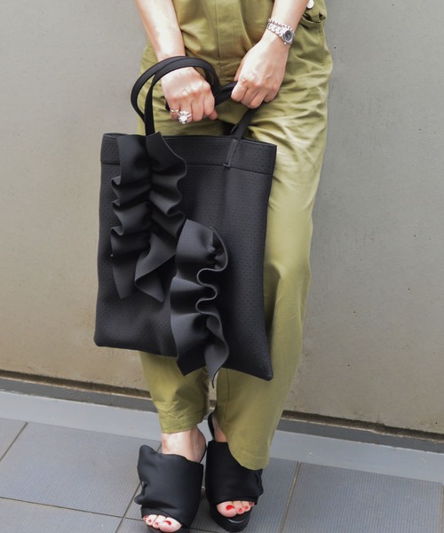 styiro(スタイロ)の「再入荷 【軽量】カオスフリルビッグトートバッグ 大容量(トートバッグ・レディース・シルバー/ブラック/ベージュ系その他/ブルー/イエロー/アイボリー/グレー/オレンジ・FREE)」の21枚目の写真