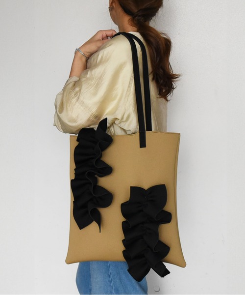 styiro(スタイロ)の「再入荷 【軽量】カオスフリルビッグトートバッグ 大容量(トートバッグ・レディース・シルバー/ブラック/ベージュ系その他/ブルー/イエロー/アイボリー/グレー/オレンジ・FREE)」の9枚目の写真