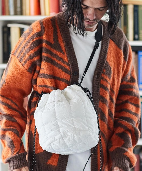 ADAM PATEK（アダムパテック）の「ADAMPATEK/square quilt mini drawstring bag/スクエアキルティングミニ巾着ショルダーバッグ/AP2329005（ショルダーバッグ・レディース・ブラック/ブルー/ホワイト・フリー）」の2枚目の写真