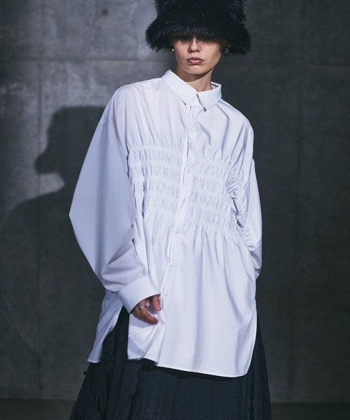 AULA（アウラ）の「【AULA】スモッキングオーバーシャツ（シャツ/ブラウス・レディース・ブラック/ホワイト・FREE）」の4枚目の写真