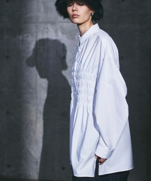 AULA（アウラ）の「【AULA】スモッキングオーバーシャツ（シャツ/ブラウス・レディース・ブラック/ホワイト・FREE）」の5枚目の写真