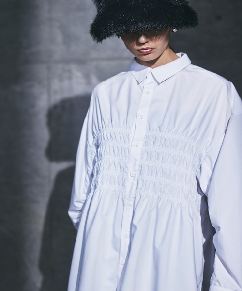 AULA（アウラ）の「【AULA】スモッキングオーバーシャツ（シャツ/ブラウス・レディース・ブラック/ホワイト・FREE）」の8枚目の写真