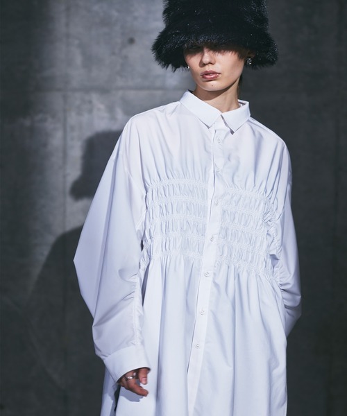 AULA（アウラ）の「【AULA】スモッキングオーバーシャツ（シャツ/ブラウス・レディース・ブラック/ホワイト・FREE）」の7枚目の写真