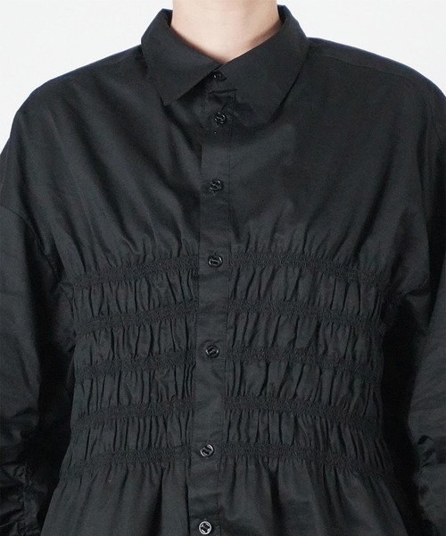 AULA（アウラ）の「【AULA】スモッキングオーバーシャツ（シャツ/ブラウス・レディース・ブラック/ホワイト・FREE）」の22枚目の写真