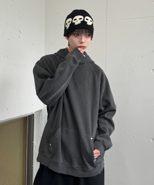 XU(エックスユー)の「ストリートファッション XU エックスユー studs pigment hoodie スタッズ ピグメント フーディー ラグランパーカー オーバーサイズ 長袖トップス 韓国ファッション(パーカー・メンズ・チャコールグレー/ベージュ・ONE SIZE)」の5枚目の写真