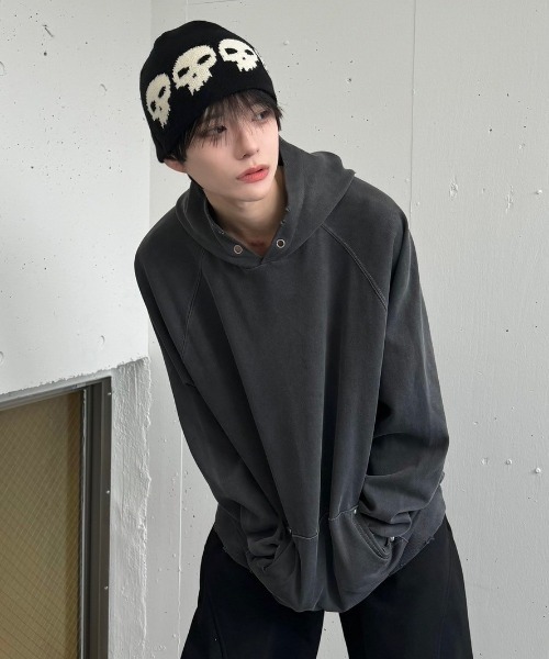 XU(エックスユー)の「ストリートファッション XU エックスユー studs pigment hoodie スタッズ ピグメント フーディー ラグランパーカー オーバーサイズ 長袖トップス 韓国ファッション(パーカー・メンズ・チャコールグレー/ベージュ・ONE SIZE)」の4枚目の写真