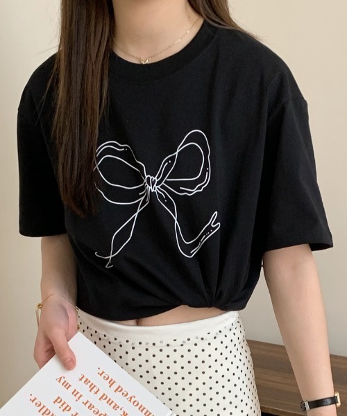 FREE STYLISTS(フリー スタイリスト)の「YUGA_YGMC リボンプリント Tシャツ(Tシャツ/カットソー・レディース・ブラック/ホワイト・FREE)」の1枚目の写真