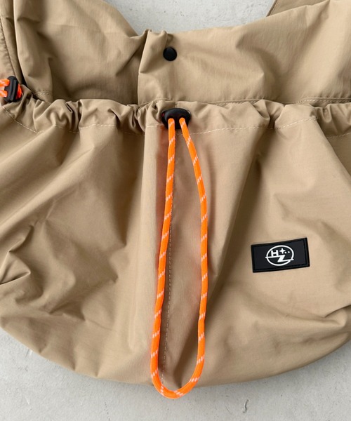 CLEA(クレア)の「【A4サイズ対応】ドローコードナイロンショルダーバッグ(ショルダーバッグ・レディース・ブラック/ベージュ・FREE)」の10枚目の写真