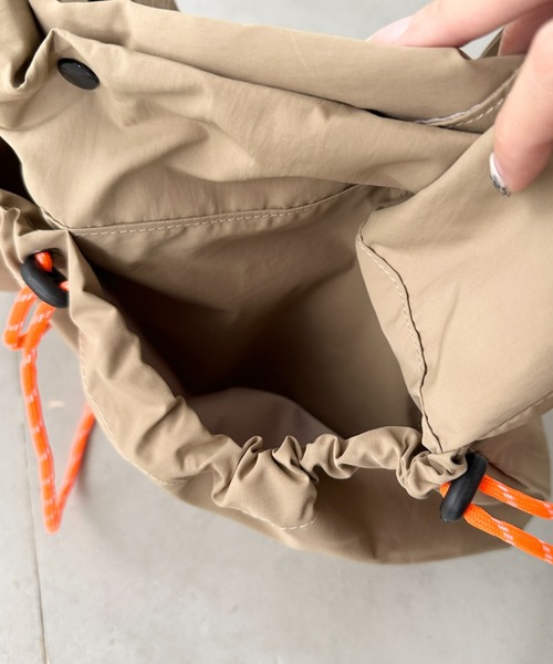 CLEA(クレア)の「【A4サイズ対応】ドローコードナイロンショルダーバッグ(ショルダーバッグ・レディース・ブラック/ベージュ・FREE)」の14枚目の写真