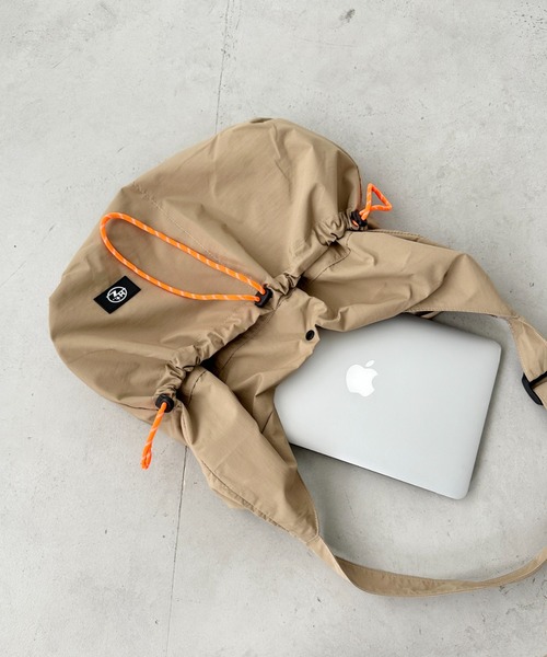 CLEA(クレア)の「【A4サイズ対応】ドローコードナイロンショルダーバッグ(ショルダーバッグ・レディース・ブラック/ベージュ・FREE)」の5枚目の写真