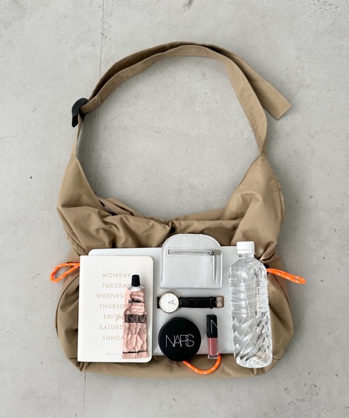 CLEA(クレア)の「【A4サイズ対応】ドローコードナイロンショルダーバッグ(ショルダーバッグ・レディース・ブラック/ベージュ・FREE)」の4枚目の写真