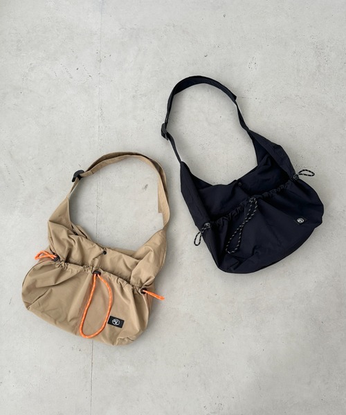 CLEA(クレア)の「【A4サイズ対応】ドローコードナイロンショルダーバッグ(ショルダーバッグ・レディース・ブラック/ベージュ・FREE)」の9枚目の写真