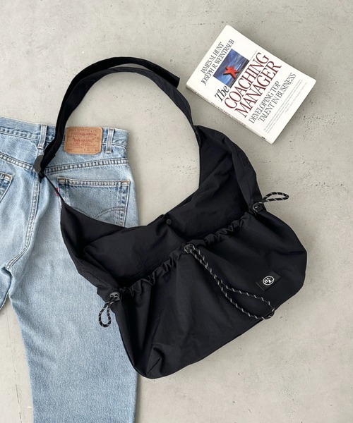 CLEA(クレア)の「【A4サイズ対応】ドローコードナイロンショルダーバッグ(ショルダーバッグ・レディース・ブラック/ベージュ・FREE)」の6枚目の写真