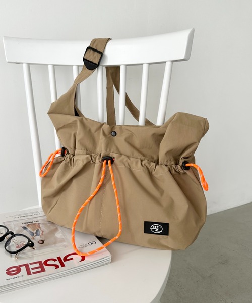 CLEA(クレア)の「【A4サイズ対応】ドローコードナイロンショルダーバッグ(ショルダーバッグ・レディース・ブラック/ベージュ・FREE)」の8枚目の写真