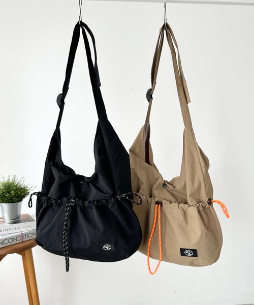 CLEA(クレア)の「【A4サイズ対応】ドローコードナイロンショルダーバッグ(ショルダーバッグ・レディース・ブラック/ベージュ・FREE)」の3枚目の写真