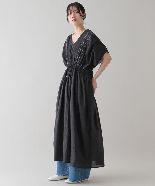 ナチュラルバイスタジオクリップ 刺繍Vネックワンピース natural by