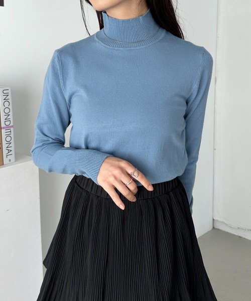 CLEA(クレア)の「ハイネック無地ニットトップス(ニット/セーター・レディース・ブルー/グレイッシュベージュ/ブラック/ピンク/ホワイト・FREE)」の4枚目の写真