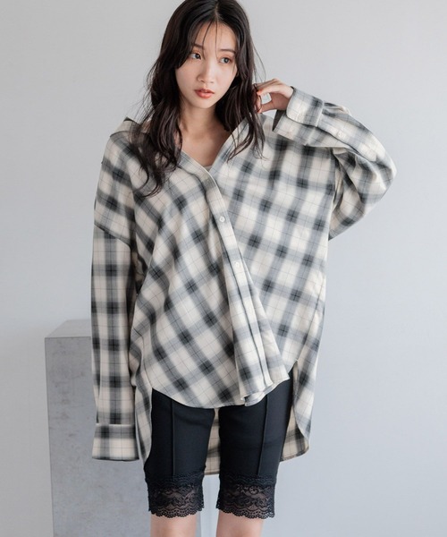 LOWRYS FARM（ローリーズファーム）の「オンブレチェックシャツＬＳ２  230817（シャツ/ブラウス・レディース・ブルー/アイボリー・FREE）」の2枚目の写真